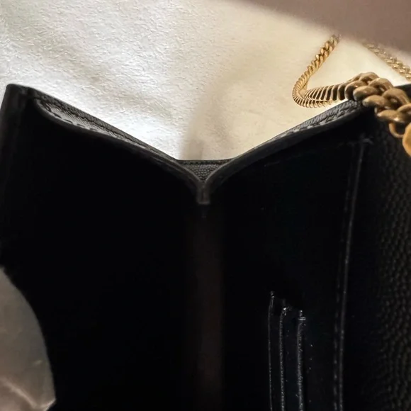 𝑪𝑨𝑺𝑺𝑨𝑵𝑫𝑹𝑨 𝑾𝑨𝑳𝑳𝑬𝑻 𝑶𝑵 𝑪𝑯𝑨𝑰𝑵 - Picture 10 of 14